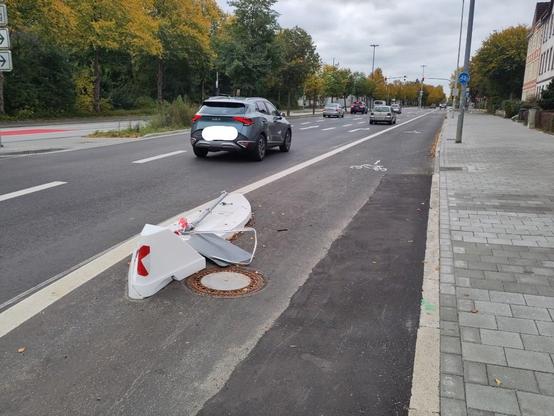 Zerstörte Warmbarke, die die rechte Spzr auf der Straße sperren soll. Daher der neue Radfahrstreifen auf der Eckernförder Straße.