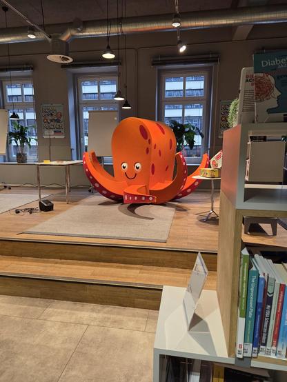 Große Krake aus Stoff, die im Eingangsbereich der Zentralbibliothek steht. Die Krake ist das Maskottchen der Code Week in Hamburg