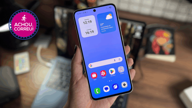 <div class="widget-produto">
            <div class="oferta ">
            <div class="widget-header">
                                    <div class="imagem">
                        <a class="title tb-block-link" href="https://tecno.click/xrd" rel="sponsored nofollow" target="_blank"><img src="https://files.tecnoblog.net/wp-content/uploads/2025/10/galaxy-a56-promete-seis-anos-de-android-foto-ana-marquestecnoblog-1060x596.png" /></a>
                    </div>
                
                <div class="widget-info-container">
                    <div class="widget-info">
                        <a class="title tb-block-link" href="https://tecno.click/xrd" rel="sponsored nofollow" target="_blank">Samsung Galaxy A56 256 GB</a>
                        <a class="price tb-block-link" href="https://tecno.click/xrd" rel="sponsored nofollow" target="_blank">R$ 2.152,43</a>
                    </div>
                                            <div class="discount"><s>R$ 3.499,00</s><b>38% OFF</b></div>
                                    </div>

                                    <hr class="tb-divider" />

                    <div class="pros-cons">
                        <div class="pros">
                            <span>Prós</span>
                            <ul>
                                                                        <li>Tela de 120 Hz com 1.900 nits de brilho</li>
                                                                            <li>Câmera tripla