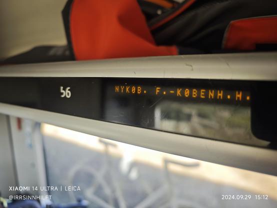 Die Anzeige einer Platzreservierung in einem Zug der DSB. Er zeigt tatsächlich an, das dieser Fahrrad-Abstellplatz für die Strecke "Nykob. F. - Kobenhavn" reserviert ist.