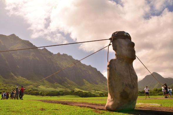 Carl P. Lipo e Terry L. Hunt hanno confermato tramite modellazione 3D ed esperimenti sul campo che gli antichi abitanti di Rapa Nui “trasportavano” le statue moai.