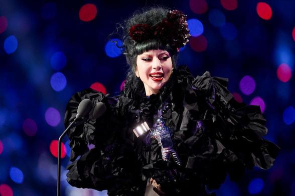 Lady Gaga recogiendo el premio a Artista del año. (Christopher Polk)