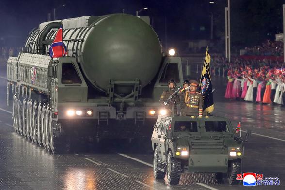 Una foto difundida por la agencia norcoreana KCNA muestra un nuevo misil balístico intercontinental durante un desfile militar con motivo del 80º aniversario de la fundación del Partido de los Trabajadores de Corea en Pyongyang, este viernes.