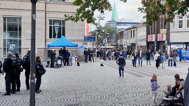 afd stand mitte auf Asmus Bremer Stand links Polizei rechts Gegendemonstranten