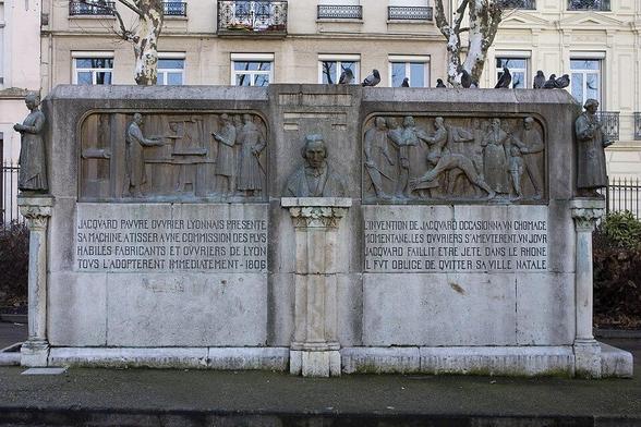 Monument Jacquard à #SaintÉtienne (#Loire) Souhaité par le fabricant de rubans stéphanois Pierre Deville, qui légua par testament,en 1905, une somme à cet effet, le monument fut confié au sculpteur Landowski et...
Suite 👉 https://monumentum.fr/monument-historique/pa42000048/saint-etienne-monument-jacquard
#Patrimoine #MonumentHistorique
Photo CC-BY-SA 4.0 : Daniel Villafruela.