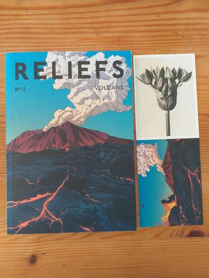 Couverture du magazine RELIEFS n°12
Dessin style BD d'un volcan en éruption