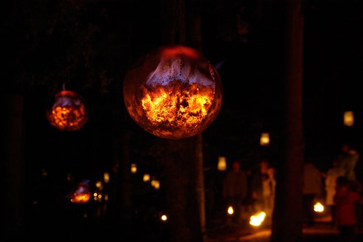 les installations de feu de la compagnie Carabosse, l'une des œuvres présenté pour Nuit Blanche 2025 à Charleville-Mézières, ils seront installés Place Ducale.