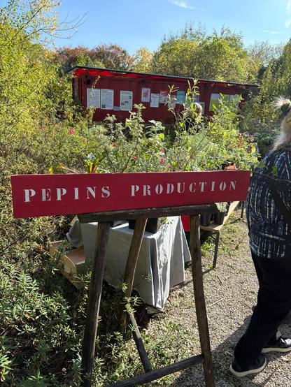 Panneau rouge avec écrit en blanc Pepin production