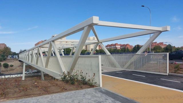 Inaugurada la nueva pasarela peatonal y ciclista sobre la M-40 en el distrito de Puente de Vallecas