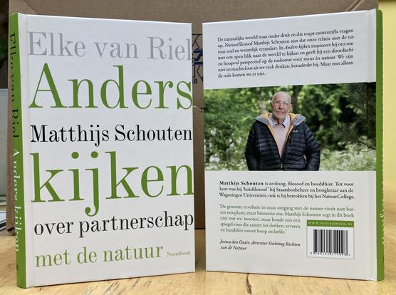Foto van de cover en achterkant van het boek Anders kijken. Matthijs Schouten over partnerschap met de natuur