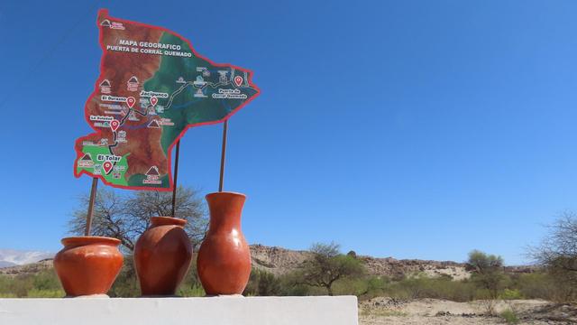 Infotafel am Ortseingang in Puerta de Corral Quemado