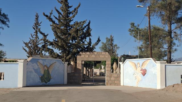 Chice Einfahrt zum Friedhof