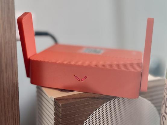 Ein Foto eines Routers, eines Cudy TR1200, mit einem aufgeklebten QR-Code, welcher das WiFi beschreibt