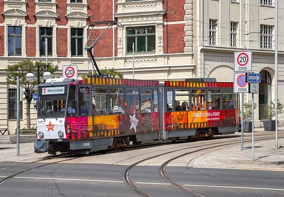 Eine Straßenbahn fährt in eine Kurve.