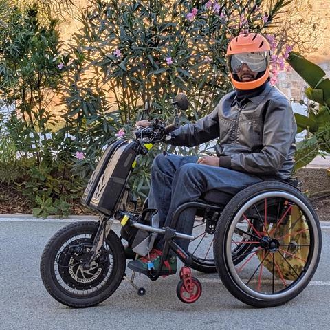 Quasiment la même photo que précédemment, mais je suis tourné vers la gauche et je regarde l'objectif.