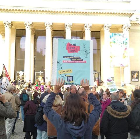 Photo de manifestant.e.s de devant le théâtre Graslin à Nantes