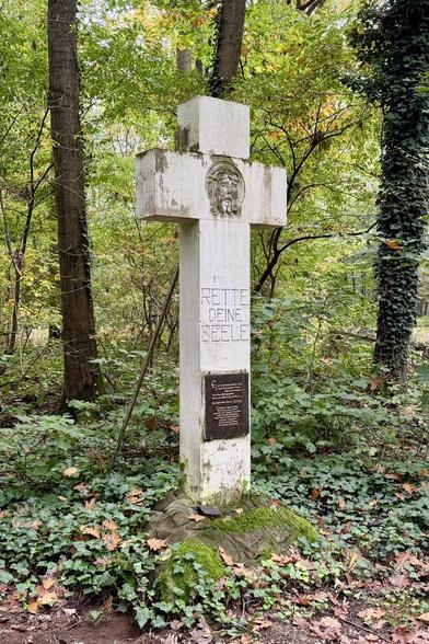 Das weiße Kreuz an einer Wegkreuzung, welches an ein Verbrechen in der Hohen Mark erinnert.
