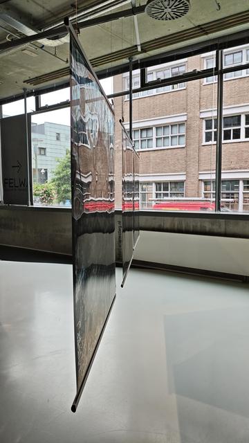 Een hele grote fotoafdruk op folie in welke zich een gebouw en busje in spiegelen. Er ontstaat zo een interactie

Ein sehr großer Fotoabdruck auf Folie in welcher sich ein Gebäude und Kleinbus spiegeln wodurch eine Art Interaktion entsteht