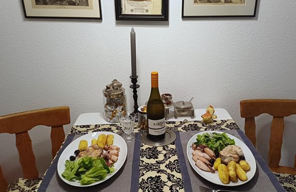 Der Eßtisch ist gedeckt.
