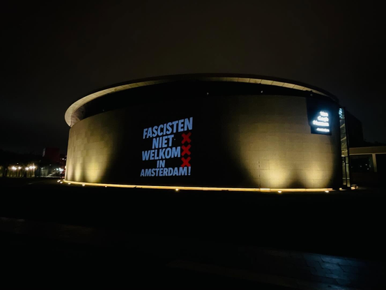 Projectie op het Van Gogh museum met de tekst FASCISTEN NIET WELKOM IN AMSTERDAM! (met het wapen van Amsterdam).