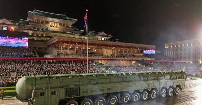 北朝鮮が軍事パレード、新型ＩＣＢＭ公開　金氏は海外の兵士を激励 | ロイター