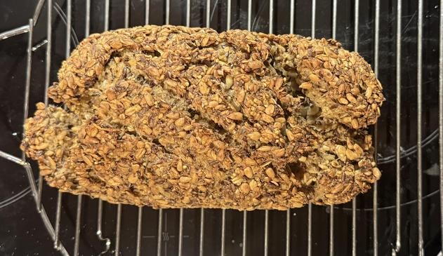 Das fertiggebackene Brot auf einem Abkühlrost.