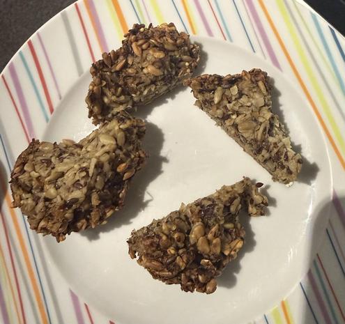 Brotstücke auf einem Teller.