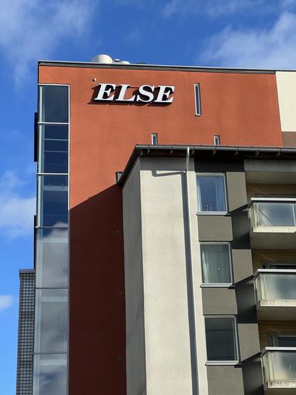 Talo Herttoniemessä, jonka katolla ELSE valokyltti