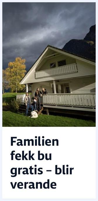 Familien fekk bu gratis – blir verande. Bilde av familien og en veranda.