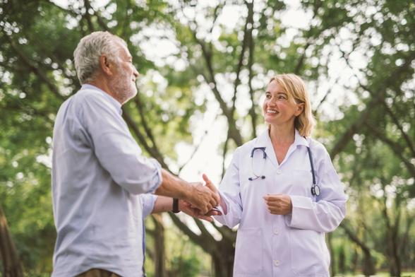Medico y paciente en jardin