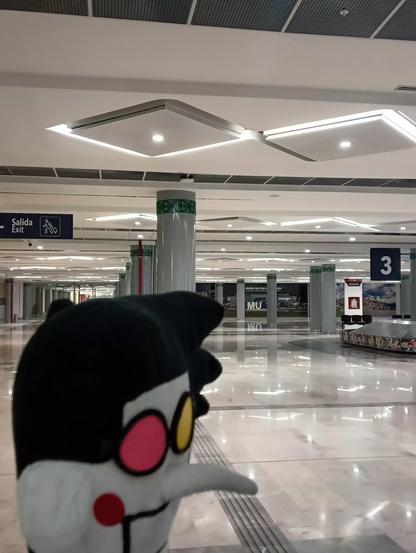 spamton empezando a temer por su vida en la sala de equipaje vacia