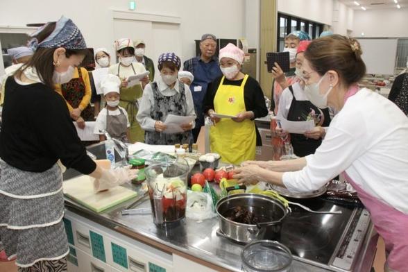 伊東国際交流協会のメキシコ料理教室　２６人がタコスやスープ作りに挑戦 / 伊豆新聞デジタル