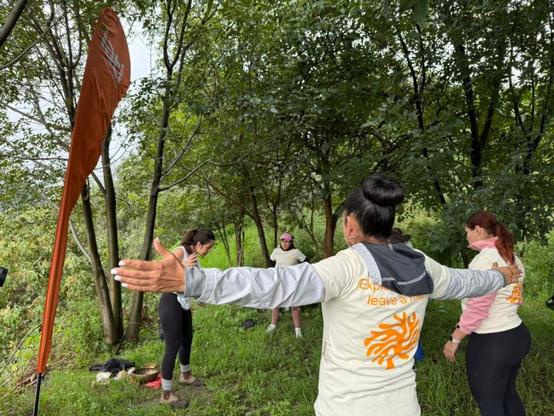 Personas en bosque