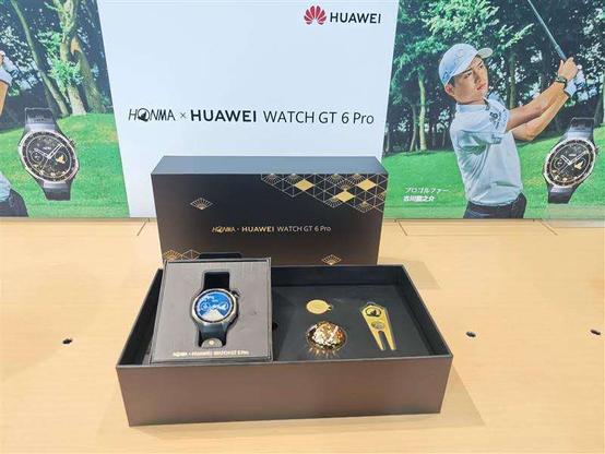 <p>中国の通信機器大手・華為技術（ファーウェイ）の日本法人は10月6日、東京で老舗ゴルフブランド・本間ゴルフと共同開発した日本限定モデルのスマートウオッチ「HONMA×HUAWEI GT 6 Pro」を発表した。発売は14日を予定している。</p>
<p>ファーウェイは2019年に米国の制裁を受けて以降、日本でのスマートフォンや基地局の事業の継続が困難になってきた。現在は、スマートウオッチを中心としたウェアラブル製品に注力している。今回の限定モデルはゴルファー向けに設計し、新たな顧客層を開拓する構えだ。本間ゴルフの店舗のほか、家電量販店やECサイトを中心に販売する。</p>
<p>ファーウェイデバイス日本・韓国リージョンプレジデントの賀磊氏は独自商品を出した理由について「日本市場が重要だからだ」と力を込めた。米中摩擦など政治に翻弄されてきたが、本間ゴルフとの協業でブランド力を生かし、日本市場での足場を固める方針だ。</p>
<p><img alt="" class="aligncenter wp-image-438553 size-full" height="534" src="https://36krjp-1316517779.cos.ap-tokyo.myqcloud.com/uploads/2025/10/20251010140632WechatIMG2820248.jpg" width="800" /></p>
<h3>世界ウェアラブル市場で首位に</h3>
<p>ファーウェイは、世界のウェアラブル市場での存在感を高めている。米調査会社IDCによると、2025年1～6月期に世界スマートウオッチ出荷台数で米Appleなどを上回った。4～6月期には、20.2％のシェアを獲得し、マーケットシェアと出荷台数で世界1位となり、1～3月期に続き2四半期連続で世界首位に立った。</p>
<blockquote class="wp-embedded-content"><p><a href="https://36kr.jp/372702/">ファーウェイ、スマートウォッチ出荷で初の世界首位　アップル抜く：4～6月</a></p></blockquote>
<p></p>
<blockquote class="wp-embedded-content"><p><a href="https://36kr.jp/375678/">ファーウェイの新型三つ折りスマホ「Mate XTs」、発売5分で完売　数万円上乗せで転売も</a></p></blockquote>
<p></p>
<p>一方、本間ゴルフは日本を代表する高級ゴルフブランドで、安倍晋三元首相が2016年に就任する前のトランプ米大統領に同社のゴルフクラブを贈ったことで知られる。ただ、2010年に経営難から既に中国企業の傘下に入っており、日本国内のゴルフ市場の縮小や若年層離れに直面している。今回の協業は、テクノロジーと伝統ブランドの融合という点で、両社はそれぞれの強みを生かした新たな市場開拓を目指す。</p>
<p><img alt="" class="aligncenter wp-image-438552 size-full" height="534" src="https://36krjp-1316517779.cos.ap-tokyo.myqcloud.com/uploads/2025/10/20251010140629WechatIMG2821153.jpg" width="800" /></p>
