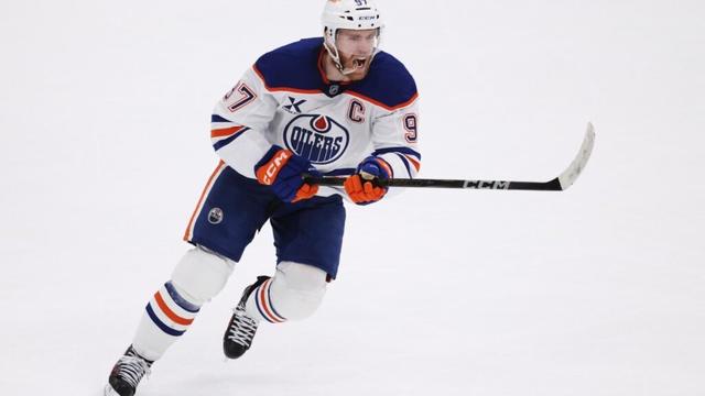 Connor McDavid signs extension with the Edmonton Oilers