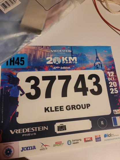 Dossard numéro 37743 au nom de Klee Group du 20km de Paris 2025, sas 1h45