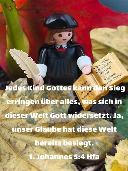 Bibelvers "Jedes Kind Gottes kann den Sieg erringen über alles, was sich in dieser Welt Gott widersetzt." 1. Johannes 5,4 Hintergrundbild wieder Playmobilfigur von Luther mit Bibel und Schreibfeder.