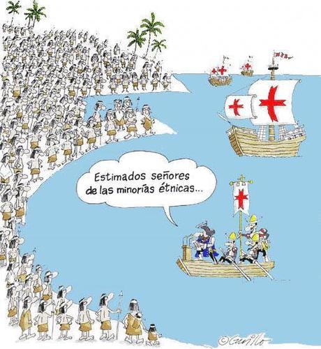 Una caricatura política que representa el encuentro entre europeos e indígenas. A la izquierda, una multitud inmensa de personas indígenas, vestidas con taparrabos y algunas con lanzas, se agrupan en una playa con palmeras, observando el mar. A la derecha, tres barcos de vela grandes con cruces rojas en sus velas se acercan a la costa. Un bote más pequeño, con cuatro hombres europeos, rema hacia la orilla. Uno de los europeos, vestido como un capitán con sombrero de tres picos y abrigo azul, se dirige a la multitud. Los otros llevan cascos y armaduras, y uno sostiene una bandera con una cruz roja. De la boca del capitán sale un globo de diálogo que dice: "Estimados señores de las minorías étnicas...". La imagen satiriza la perspectiva histórica y las consecuencias de la colonización, al referirse a la población indígena, que en ese momento era mayoritaria en su tierra, como "minorías étnicas".