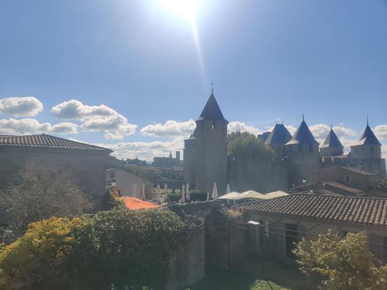 Blick auf Türme von Carcassonne. Blauer Himmel mit Wolken am Horizont