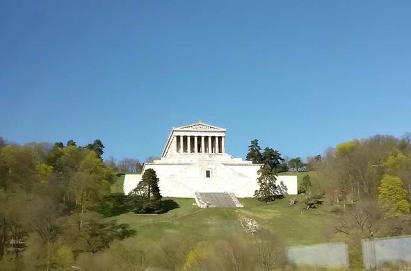 Die Walhalla bei Regensburg von der Donau aus gesehen.
