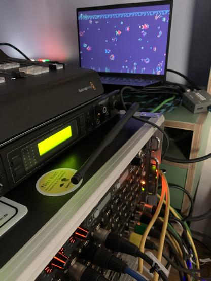 Bild zeigt Technikpult Makroaufnahme im Hintergrund ein Monitor auf dem Asci-Quarium läuft ...