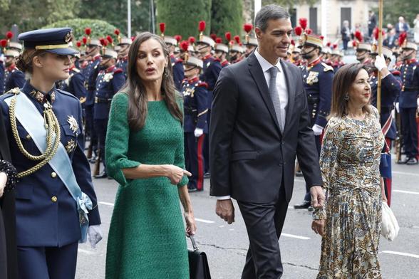 La reina Letizia conversa con la princesa Leonor junto a Pedro Sánchez y Margarita Robles. (EFE/Chema Moya)