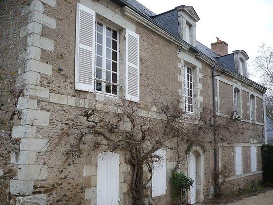 Presbytère à #Savennières (#MaineEtLoire) Façades et toitures, salon avec sa cheminée et son décor de toiles peintes au rez-de-chaussée (cad. C 466) : inscription par arrêté du 24 septembre 1986.
Suite 👉 https://monumentum.fr/monument-historique/pa00109352/savennieres-presbytere
#Patrimoine #MonumentHistorique
Photo CC-BY-SA 4.0 : Romain Bréget