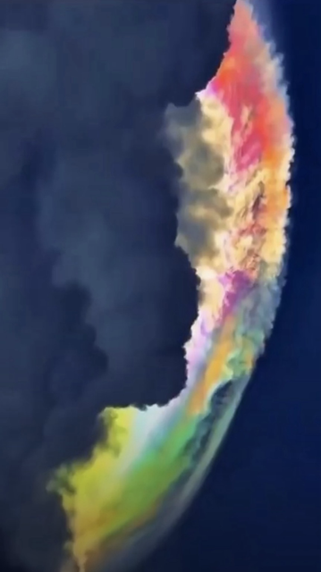 bunte Wolke vor einem dunklen Himmel