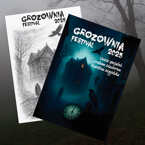 Okładka antologii Grozownia Festiwal 2025, nocny krajobraz, zacieniony dom z światłem w oknie na piętrze, na ulicy kruki i ciemna postać przed domem. Na samym przodzie zegar wskazujący północ. Za okładką jej czarno-biały szkic. W tle czarno-białe zdjęcie lasu.