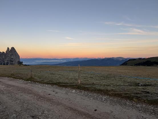 Morgenstimmung auf der Seiser-Alm. Aussicht über im Tal liegende Wolken.