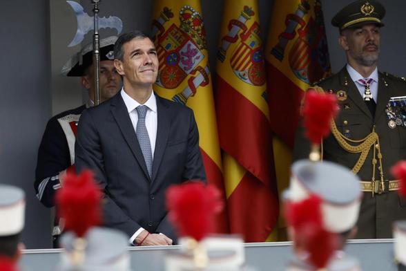 Pedro Sánchez observa a los aviones en el cielo de Madrid. (CHEMA MOYA VIA EFE)