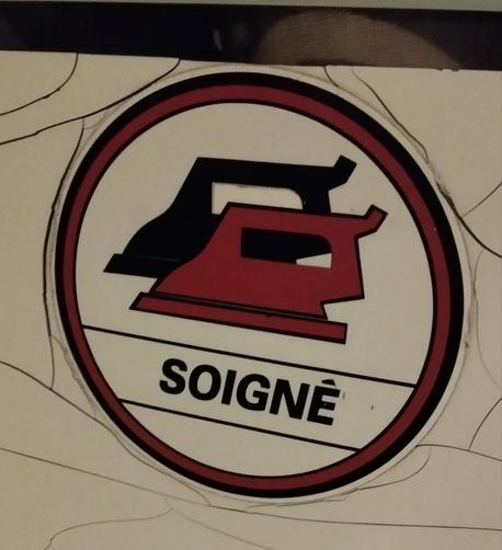 Le logo d'un pressing qui représente un pictogramme de fer a repasser rouge et derrière un autre picto mais noir, du coup on dirait un logo antifa