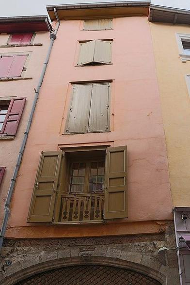 Immeuble à #LePuyenVelay (#HauteLoire) Edifice du XVIe siècle dont le principal intérêt réside dans les allèges sculptées aux fenêtres et galerie du deuxième étage. La pierre est sculptée en forme de cartouche ...
Suite 👉 https://monumentum.fr/monument-historique/pa00092778/le-puy-en-velay-immeuble
#Patrimoine #MonumentHistorique
Photo CC-BY-SA 4.0 : Pymouss