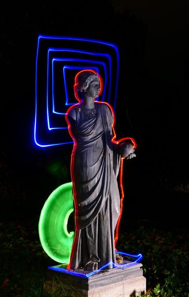 Zu sehen ist in schwärzester Nacht eine fahl beleuchtete, antik anmutende Frauenstatue in einem langen Gewand und mit Lockenfrisur. In der Linken hält sie eine Kugel, der rechte Arm fehlt. Die Figur ist mit einer roten Lichtspur umrissen und der Sockel gleichfalls blau umrandet. Hinter ihrem Kopf sind blau schimmernde, konzentrische Quadrate gezeichnet, während hinter ihr am Boden ein grün scheinender, hüfthoher Kreis aufrecht steht. Die Szenerie ist surreal und leicht gespenstisch, könnte glatt ein Standbild aus Doctor Who sein, auch wenn die Beschriftung „weinender Engel“ vielleicht doch etwas effekthascherisch ist.